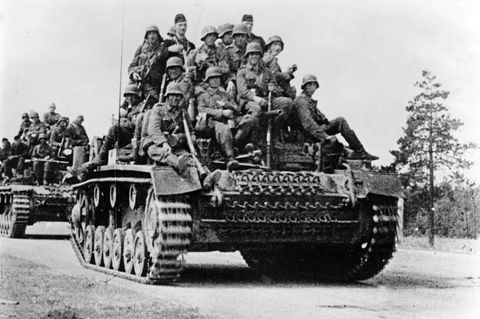 Technisiert und hochaufgerüstet, so präsentierte die NS-Führung die deutsche Wehrmacht (Propagandabild von 1941). Dabei waren die deutschen Truppen keineswegs die "beste Armee der Welt", wie es lange hieß