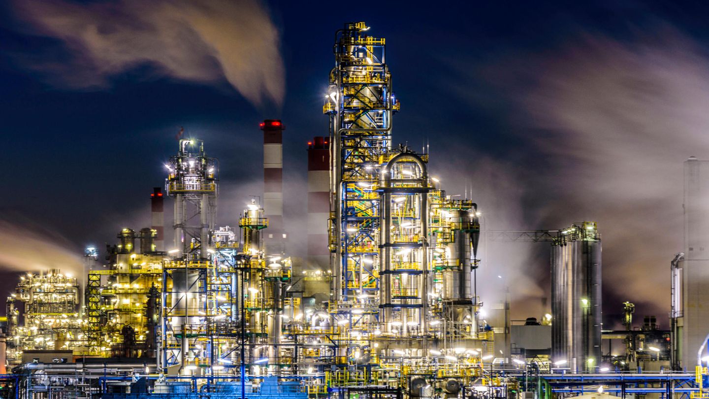 Blick auf Anlagen der Kunststoffherstellers und OMV-Tochter Borealis am Werksgelände in Schwechat am Abend im Dunkeln