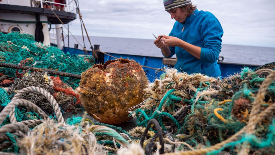 Anika Albrecht vom Ocean Voyages Institute auf einer Expedition im Jahr 2020 zum Sammeln von Plastik im subtropischen Nordpazifikwirbel