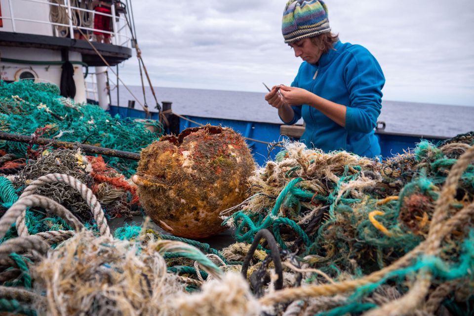 Anika Albrecht vom Ocean Voyages Institute auf einer Expedition im Jahr 2020 zum Sammeln von Plastik im subtropischen Nordpazifikwirbel