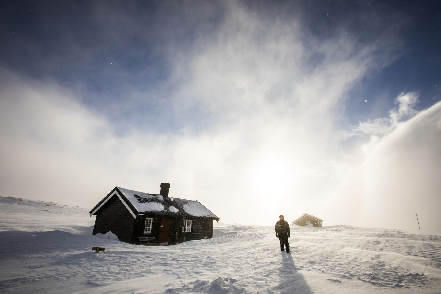 Touristenhütte im Schnee im Dovrefjell-Sunndalsfjella-Nationalpark