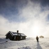 Touristenhütte im Schnee im Dovrefjell-Sunndalsfjella-Nationalpark