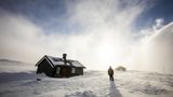Touristenhütte im Schnee im Dovrefjell-Sunndalsfjella-Nationalpark