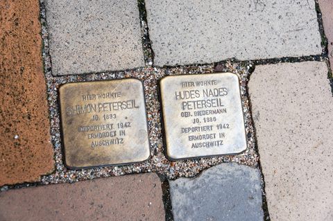 Die App von Nicola Andersson scannt die Inschriften der Stolpersteine und verrät Informationen über die früheren Bewohner und Bewohnerinnen