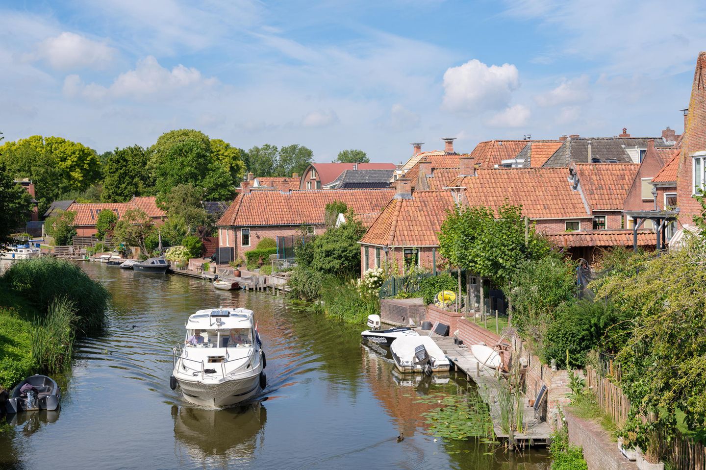 Boot auf dem Fluss in Winsum in den Niederlanden