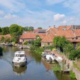 Boot auf dem Fluss in Winsum in den Niederlanden