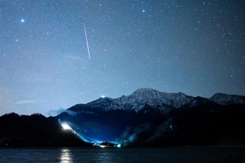 Eine Sternschnuppe ist während der Geminiden über dem Kochelsee zu sehen. Schaulustige haben bei klarem Nachthimmel im Dezember wieder die Chance auf ein Sternschnuppen-Spektakel