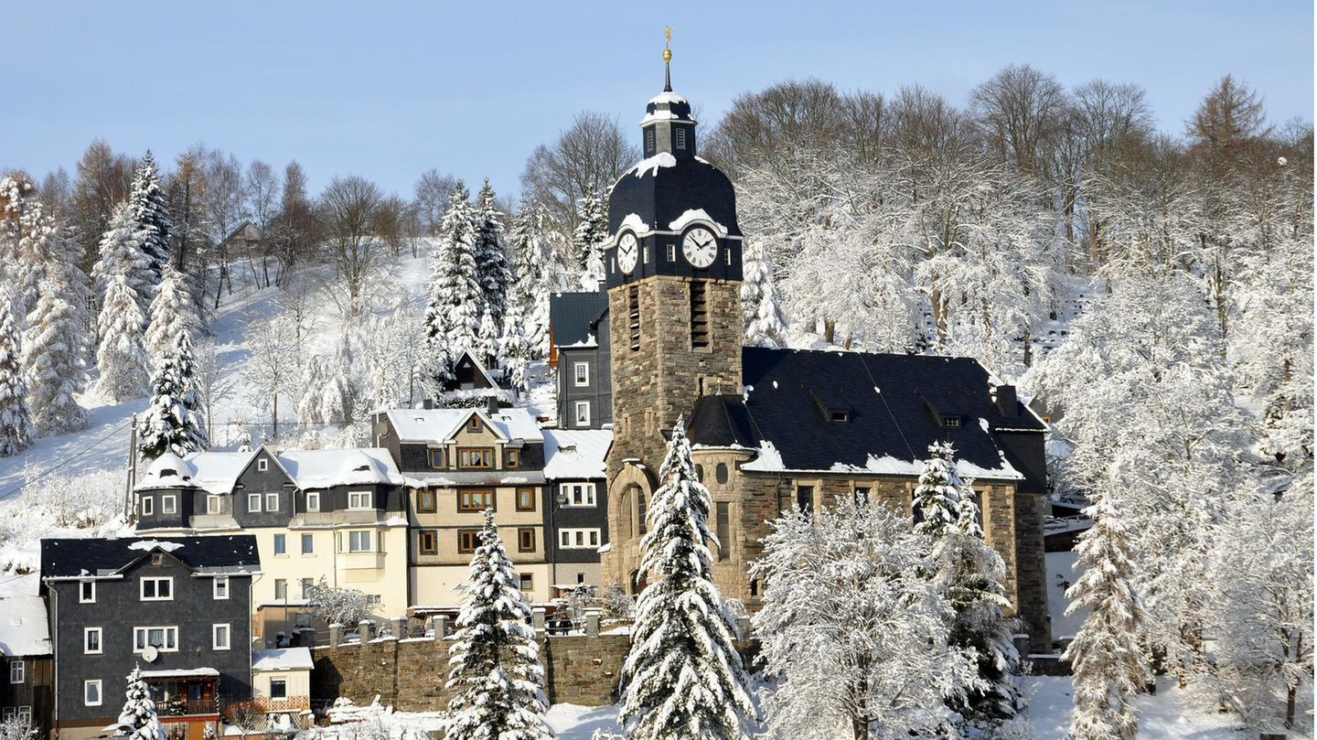 Verschneite Kirche von Lauscha