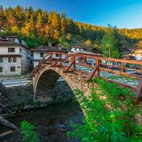 Eien Brücke führt in das Dorf Shiroka Laka