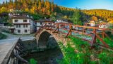 Eien Brücke führt in das Dorf Shiroka Laka