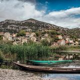 Boote auf dem See vor dem Dorf Dodoši