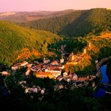 Blick auf Esch-sur-Sûre bei Sonnenaufgang