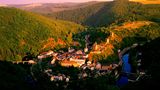 Blick auf Esch-sur-Sûre bei Sonnenaufgang