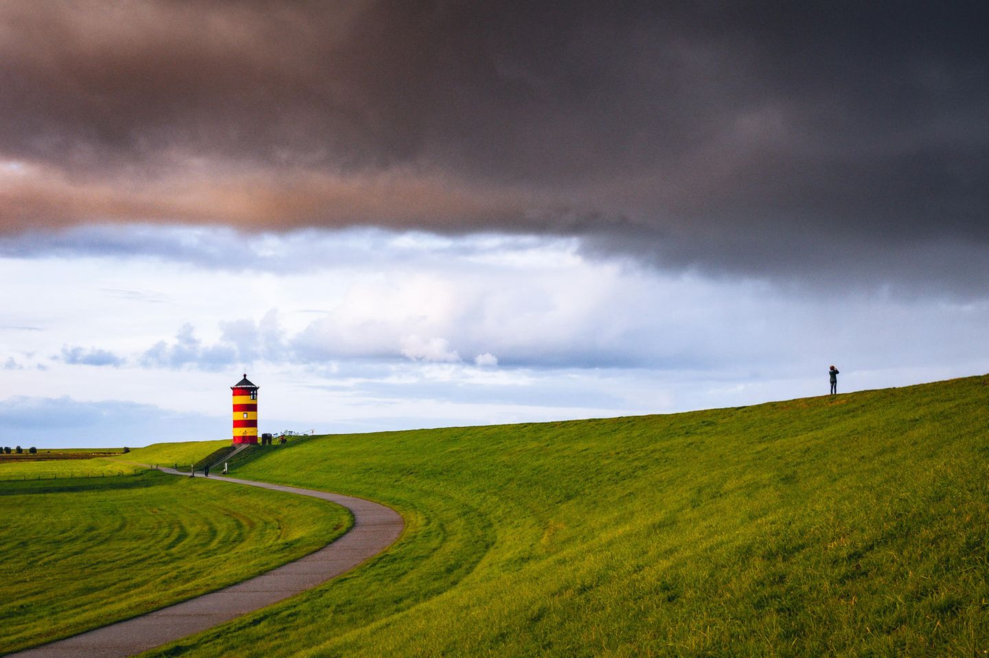 07.12.2021      "Plötzlich zogen vom Meer dunkle Wolken über den Leuchtturm."      Ort: Pilsumer Leuchtturm, Niedersachsen  Kamera: Canon EOS R /RF 24-105  Mehr Fotos von Heinz Rademacher