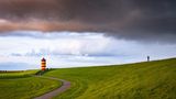 07.12.2021      "Plötzlich zogen vom Meer dunkle Wolken über den Leuchtturm."      Ort: Pilsumer Leuchtturm, Niedersachsen  Kamera: Canon EOS R /RF 24-105  Mehr Fotos von Heinz Rademacher