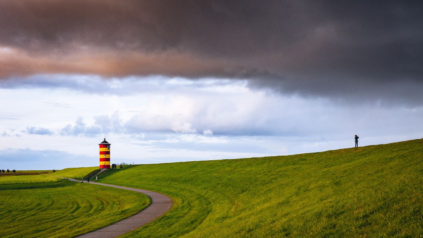 07.12.2021      "Plötzlich zogen vom Meer dunkle Wolken über den Leuchtturm."      Ort: Pilsumer Leuchtturm, Niedersachsen  Kamera: Canon EOS R /RF 24-105  Mehr Fotos von Heinz Rademacher