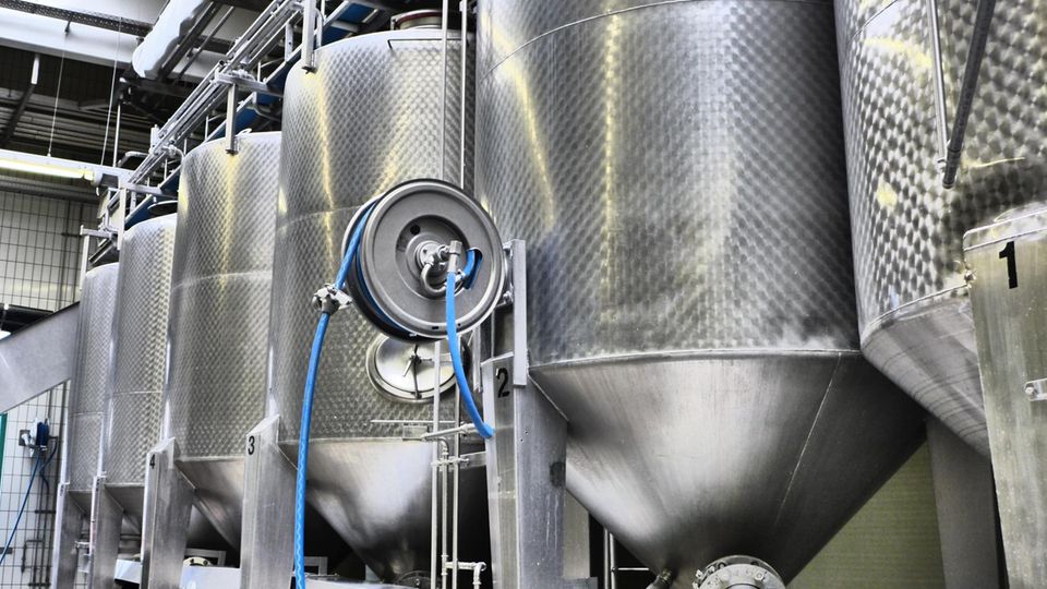 Gurkenwassertanks der Firma Develey Gurkenwassertanks der Firma Develey