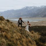 Der Fotograf Jinal Govind erzählt mit seinben Fotos Geschichten – entweder von Abenteuern in der natur oder von Brautpaaren. Seine Arbeit ist von den Elementen der Natur inspiriert, das sieht man auch den Hochzeitsbildern des neuseeländischen Fotografen an.  Für die Paare würde er jeden Gipfel erklimmen.