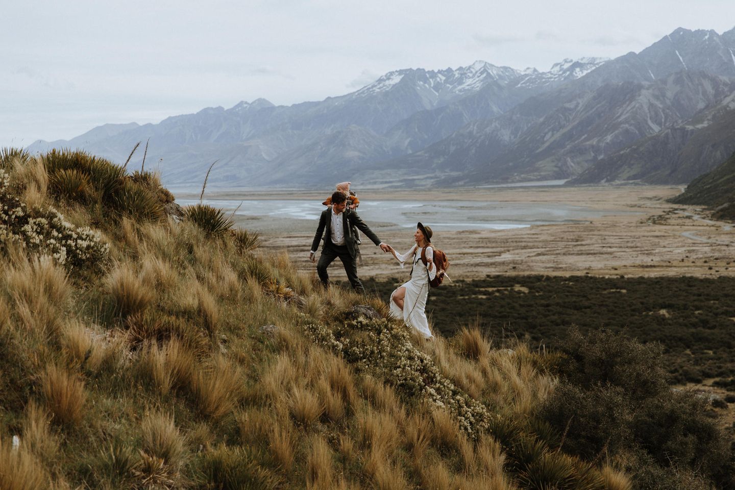 Wedding Photographer of the Year: Der Fotograf Jinal Govind erzählt mit seinen Fotos Geschichten – entweder von Abenteuern in der Natur oder von Brautpaaren. Seine Arbeit ist von den Elementen der Natur inspiriert, das sieht man auch den Hochzeitsbildern des neuseeländischen Fotografen an. Für die Paare würde er jeden Gipfel erklimmen. Der Fotograf Jinal Govind erzählt mit seinben Fotos Geschichten – entweder von Abenteuern in der natur oder von Brautpaaren. Seine Arbeit ist von den Elementen der Natur inspiriert, das sieht man auch den Hochzeitsbildern des neuseeländischen Fotografen an. Für die Paare würde er jeden Gipfel erklimmen.