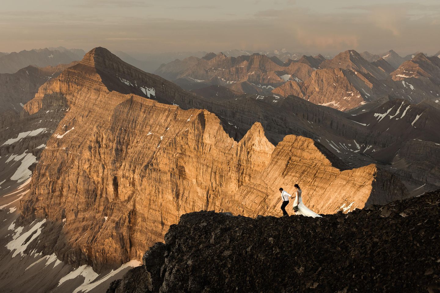 Wedding Photographer of the Year: Für die Fotografen Bec und Andrew von "Willow and Wolf" war der Hochzeitstag eines abenteuerlustigen Paares eine echte Herausforderung. Auf dem Berggipfel in 3048 Metern Höhe hatte sich das Paar verlobt und wollte am Tag der Vermählung diesen besonderen Ort wieder besuchen. "Dieses eine Bild fasst die Beziehung zusammen, die sie auf der Jagd nach Abenteuern und ihrer Liebe zueinander in den Bergen aufgebaut haben", schreiben die Fotografen. Wedding Photographer of the Year: Für die Fotografen Bec und Andrew von "Willow and Wolf" war der Hochzeitstag eines abenteuerlustigen Paares eine echte Herausforderung. Auf dem Berggipfel in 3048 Metern Höhe hatte sich das Paar verlobt und wollte am Tag der Vermählung diesen besonderen Ort wieder besuchen. "Dieses eine Bild fasst die Beziehung zusammen, die sie auf der Jagd nach Abenteuern und ihrer Liebe zueinander in den Bergen aufgebaut haben", schreiben die Fotografen.