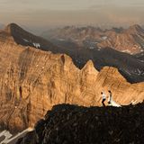 Wedding Photographer of the Year: Für die Fotografen Bec und Andrew von "Willow and Wolf" war der Hochzeitstag eines abenteuerlustigen Paares eine echte Herausforderung. Auf dem Berggipfel in 3048 Metern Höhe hatte sich das Paar verlobt und wollte am Tag der Vermählung diesen besonderen Ort wieder besuchen. "Dieses eine Bild fasst die Beziehung zusammen, die sie auf der Jagd nach Abenteuern und ihrer Liebe zueinander in den Bergen aufgebaut haben", schreiben die Fotografen.