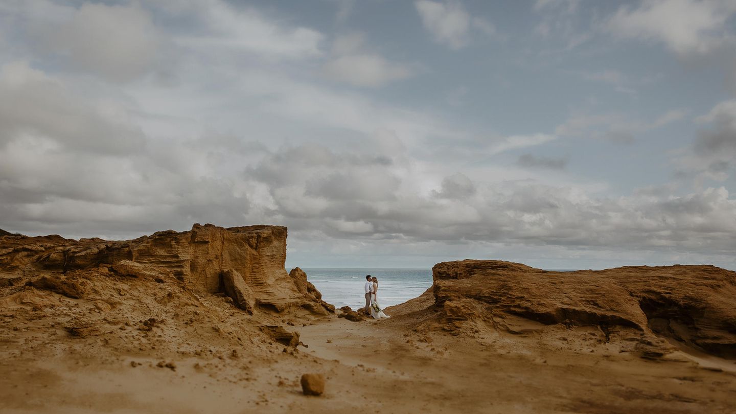 Olga Franco sucht in Italien die schönsten Plätze und Landschaften, um Paare an ihrem schönsten Tag ins rechte Licht zu rücken. Fast wie gemalt sieht dieses Pärchen an einem wunderschönen Strand aus.