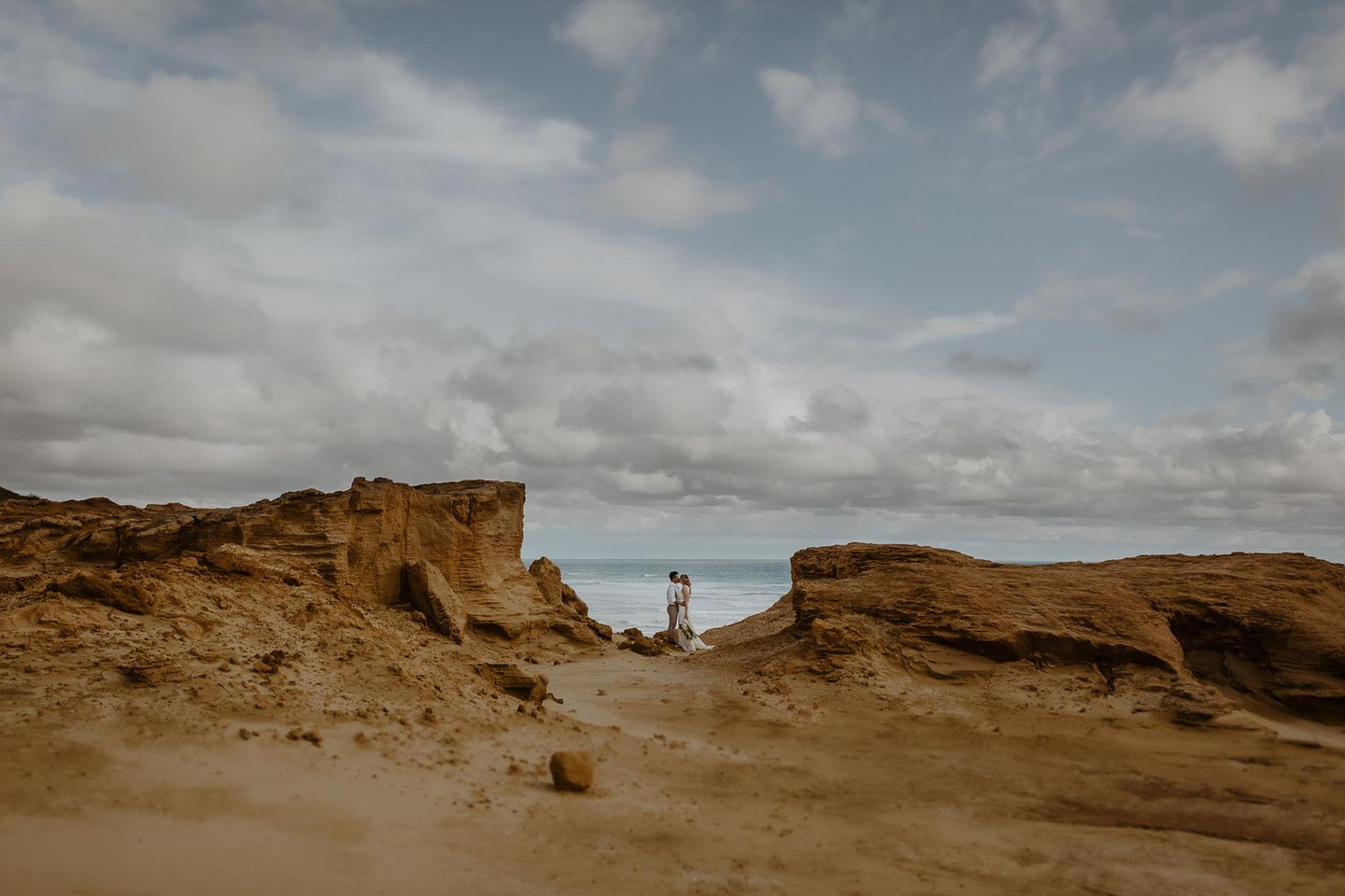 Wedding Photographer of the Year: Olga Franco sucht in Italien die atemberaubendsten Plätze und Landschaften, um Paare an ihrem schönsten Tag ins rechte Licht zu rücken. Fast wie gemalt sieht dieses Pärchen an einem wunderschönen Strand aus. Olga Franco sucht in Italien die schönsten Plätze und Landschaften, um Paare an ihrem schönsten Tag ins rechte Licht zu rücken. Fast wie gemalt sieht dieses Pärchen an einem wunderschönen Strand aus.
