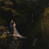 Ein Paar in einer Höhle