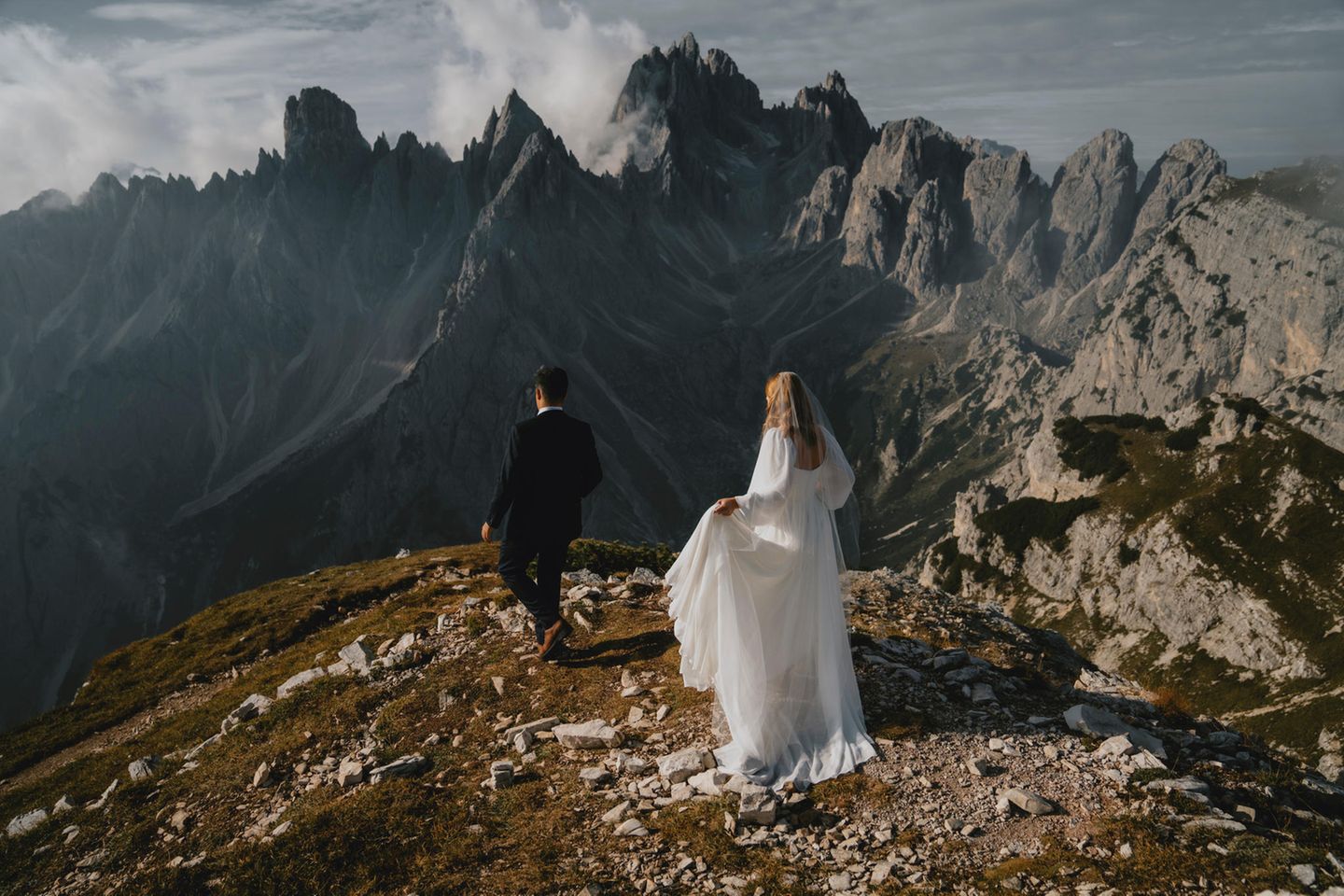 Wedding Photographer of the Year: Atemberaubende Berge, wunderschöne Fjorde – die raue Landschaft Skandinaviens bietet die perfekte Kulisse für die Hochzeitsfotos von Cristin Eide. Die norwegische Fotografin verbringt ihre Zeit am liebsten in der wundervollen Natur Skandinaviens. Wedding Photographer of the Year: Atemberaubende Berge, wunderschöne Fjorde – die raue Landschaft Skandinaviens bietet die perfekte Kulisse für die Hochzeitsfotos von Cristin Eide. Die norwegische Fotografin verbringt ihre Zeit am liebsten in der wundervollen Natur Skandinaviens.