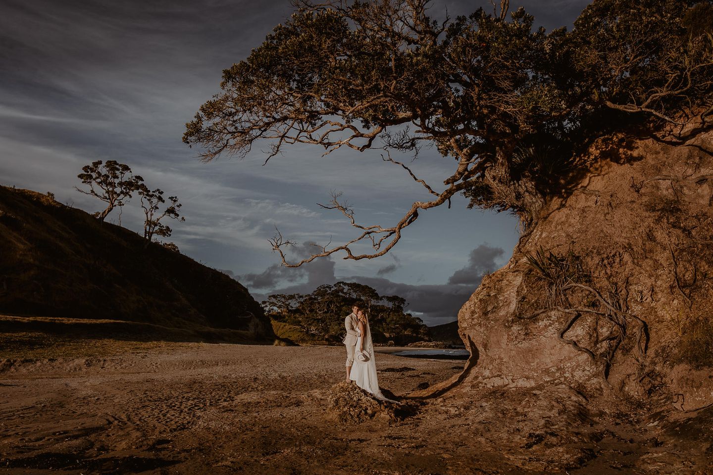 Wedding Photographer of the Year: Eine mystische Atmosphäre hüllt sich um dieses Brautpaar, welches von der italienischen Fotografin Olga Franco festgehalten wurde. Ihre Bilder haben etwas märchenhaftes und sie weiß, wie sie Paare perfekt in einer Landschaft inszeniert. Eine mystische Atmosphäre hüllt sich um dieses Brautpaar, welches von der italienischen Fotografin Olga Franco festgehalten wurde. Ihre Bilder haben etwas märchenhaftes und sie weiß, wie sie Paare perfekt in einer Landschaft inszeniert.