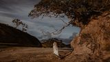 Eine mystische Atmosphäre hüllt sich um dieses Brautpaar, welches von der italienischen Fotografin Olga Franco festgehalten wurde. Ihre Bilder haben etwas märchenhaftes und sie weiß, wie sie Paare perfekt in einer Landschaft inszeniert.