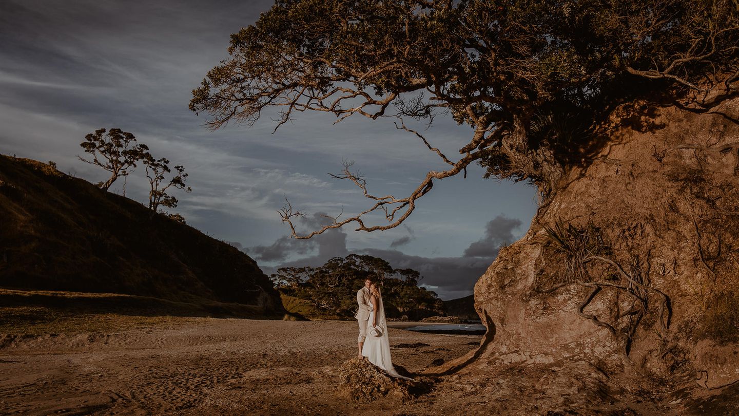 Eine mystische Atmosphäre hüllt sich um dieses Brautpaar, welches von der italienischen Fotografin Olga Franco festgehalten wurde. Ihre Bilder haben etwas märchenhaftes und sie weiß, wie sie Paare perfekt in einer Landschaft inszeniert.