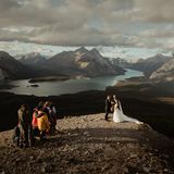 Wer am glücklichsten ist, wenn er Berge erklimmt, wenn er ein Abenteuer in der Natur erlebt oder wenn er durch den hüfthohen Pulverschnee saust, ist bei der Fotografin Catherine Ekkelboom aus Österreich genau richtig. Sie fotografiert Paare in ihrem Element und verewigt so nicht nur die Liebe zueinander, sondern auch zur Natur und zum Abenteuer.