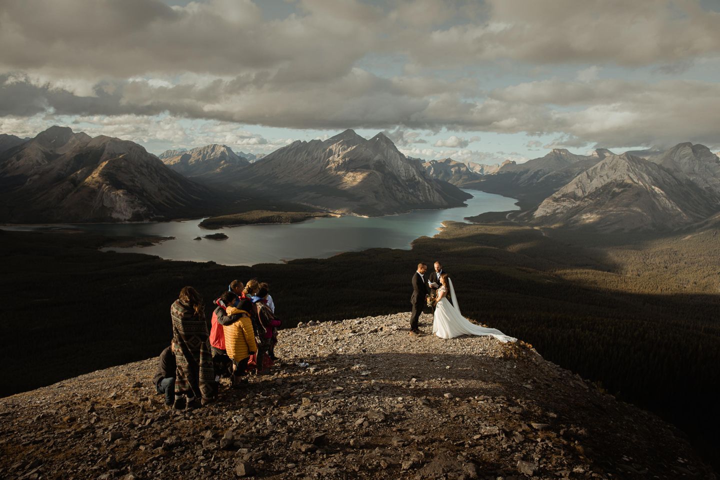 Wedding Photographer of the Year: Wer am glücklichsten ist, wenn er Berge erklimmt, ein Abenteuer in der Natur erlebt oder durch den hüfthohen Pulverschnee saust, ist bei der Fotografin Catherine Ekkelboom aus Österreich genau richtig. Sie fotografiert Paare in ihrem Element und verewigt so nicht nur die Liebe zueinander, sondern auch die zur Natur und zum Abenteuer. Wer am glücklichsten ist, wenn er Berge erklimmt, wenn er ein Abenteuer in der Natur erlebt oder wenn er durch den hüfthohen Pulverschnee saust, ist bei der Fotografin Catherine Ekkelboom aus Österreich genau richtig. Sie fotografiert Paare in ihrem Element und verewigt so nicht nur die Liebe zueinander, sondern auch zur Natur und zum Abenteuer.