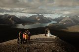 Wer am glücklichsten ist, wenn er Berge erklimmt, wenn er ein Abenteuer in der Natur erlebt oder wenn er durch den hüfthohen Pulverschnee saust, ist bei der Fotografin Catherine Ekkelboom aus Österreich genau richtig. Sie fotografiert Paare in ihrem Element und verewigt so nicht nur die Liebe zueinander, sondern auch zur Natur und zum Abenteuer.