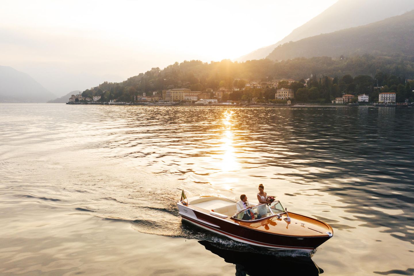 Wedding Photographer of the Year: Wasser ist für viele Menschen ein ganz besonderes Element. EL Andrew hat dieses Paar festgehalten, als es mit dem Boot auf einem See entlang fährt, während die Sonne sich wunderschön spiegelt. Landschaft und Brautpaar verschmelzen in einer romantischen Szene. Wedding Photographer of the Year: Wasser ist für viele Menschen ein ganz besonderes Element. EL Andrew hat dieses Paar festgehalten, als es mit dem Boot auf einem See entlang fährt, während die Sonne sich wunderschön spiegelt. Landschaft und Brautpaar verschmelzen in einer romantischen Szene.