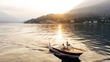 Wedding Photographer of the Year: Wasser ist für viele Menschen ein ganz besonderes Element. EL Andrew hat dieses Paar festgehalten, als es mit dem Boot auf einem See entlang fährt, während die Sonne sich wunderschön spiegelt. Landschaft und Brautpaar verschmelzen in einer romantischen Szene.