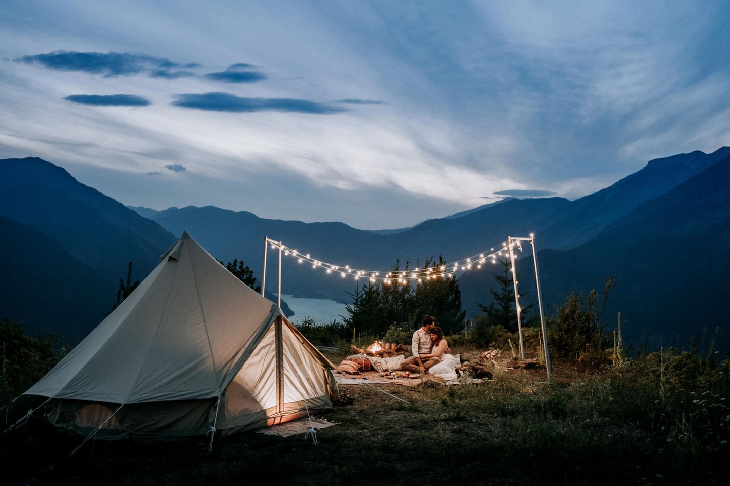 Wedding Photographer of the Year: Steve Stemmler und seine Frau Tara fotografieren Hochzeiten seit 2010. Die kanadischen Fotografen sind sehr naturverbunden und verbringen die meiste Zeit damit, zu wandern oder an einem schönen Plätzchen ihr Zelt aufzuschlagen – dabei entdecken sie immer wieder wundervolle Landschaften für ihre Fotografien. Steve Stemmler und seine Frau Tara fotografieren Hochzeiten seit 2010. Die kanadischen Fotografen. Die beiden sind sehr naturverbunden und verbringen die meiste Zeit damit, zu wandern oder an einem schönen Plätzchen ihr Zelt aufzuschlagen – dabei entdecken sie immer wieder wundervolle Landschaften für ihre Fotografien.