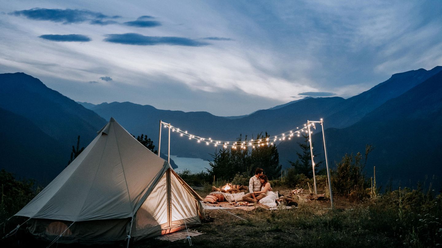 Steve Stemmler und seine Frau Tara fotografieren Hochzeiten seit 2010. Die kanadischen Fotografen. Die beiden sind sehr naturverbunden und verbringen die meiste Zeit damit, zu wandern oder an einem schönen Plätzchen ihr Zelt aufzuschlagen – dabei entdecken sie immer wieder wundervolle Landschaften für ihre Fotografien.