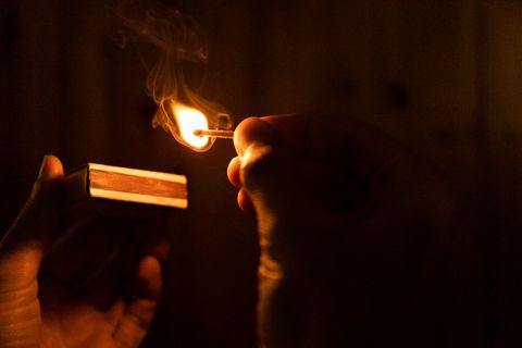 Heiß! Ein Streichholz brennt mit 800 Grad Celsius. Allerdings nur für ein paar Sekunden