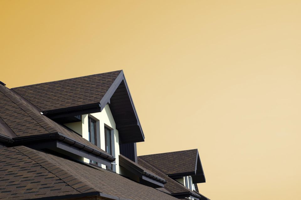 Gelber Himmel über Dächern von Einfamilienhäusern