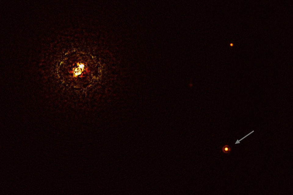 Astronomie: Dieses Bild zeigt b Centauri und seinen Riesenplaneten b Centauri b, aufgenommen mit dem SPHERE-Instrument am Very Large Telescope der ESO unter Verwendung eines Koronagraphen. Er blockierte das immens helle Licht des massereichen Sternsystems (oben links) und ermöglichte es den Astronomen und Astronominnen, den schwachen Planeten (Pfeil) zu entdecken Dieses Bild zeigt b Centauri und seinen Riesenplaneten b Centauri b, aufgenommen mit dem SPHERE-Instrument am Very Large Telescope der ESO unter Verwendung eines Koronagraphen. Er blockierte das immens helle Licht des massereichen Sternsystems (oben links) und ermöglichte es den Astronomen und Astronominnen, den schwachen Planeten (Pfeil) zu entdecken
