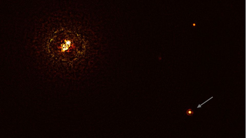 Astronomie: Dieses Bild zeigt b Centauri und seinen Riesenplaneten b Centauri b, aufgenommen mit dem SPHERE-Instrument am Very Large Telescope der ESO unter Verwendung eines Koronagraphen. Er blockierte das immens helle Licht des massereichen Sternsystems (oben links) und ermöglichte es den Astronomen und Astronominnen, den schwachen Planeten (Pfeil) zu entdecken Dieses Bild zeigt b Centauri und seinen Riesenplaneten b Centauri b, aufgenommen mit dem SPHERE-Instrument am Very Large Telescope der ESO unter Verwendung eines Koronagraphen. Er blockierte das immens helle Licht des massereichen Sternsystems (oben links) und ermöglichte es den Astronomen und Astronominnen, den schwachen Planeten (Pfeil) zu entdecken