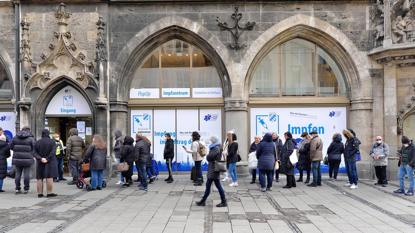 Menschenschlange vor der Außenstelle des Impfzentrums am Rathaus in München