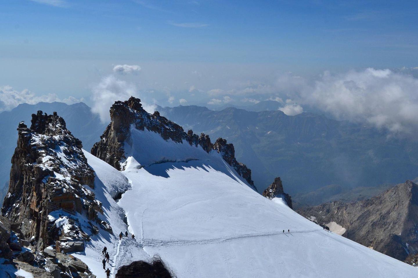 Wanderer erklimmen den verschneiten Gipfel des Gran Paradiso