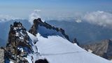 Wanderer erklimmen den verschneiten Gipfel des Gran Paradiso