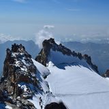 Wanderer erklimmen den verschneiten Gipfel des Gran Paradiso