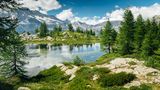 Naturlandschaft mit Seen, Wäldern und Bergen im Gran Paradiso Nationalpark