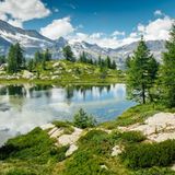 Naturlandschaft mit Seen, Wäldern und Bergen im Gran Paradiso Nationalpark