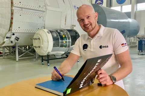 Im Europäischen Astronautenzentrum (EAC) in Köln signiert Alexander Gerst das Buch "Horizonte – Warum wir entdecken"